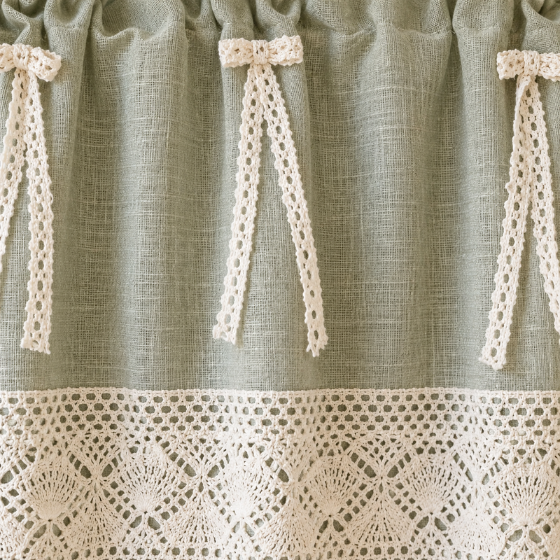 Brise-bise vert sauge à bordure dentelle et nœuds – détail de la matière