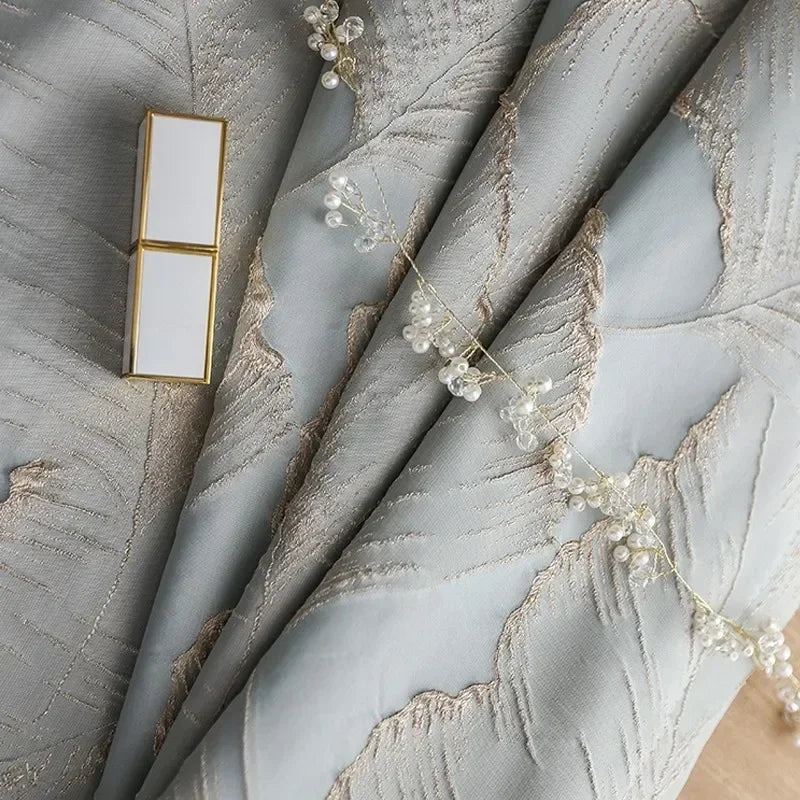 Rideau jacquard feuilles en relief doré – Bleu-gris – détail tissu