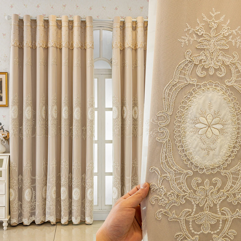 Rideau occultant beige avec voilage brodé à médaillons – Beige – mise en situation