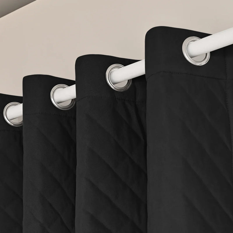 Rideau thermique ouatiné à dos matelassé et œillets – Noir – détail tête
