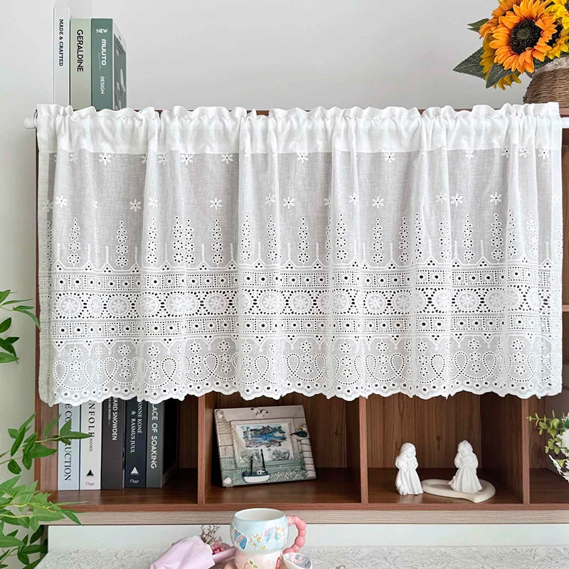 Brise-bise blanc brodé à fleurs – Blanc – mise en situation