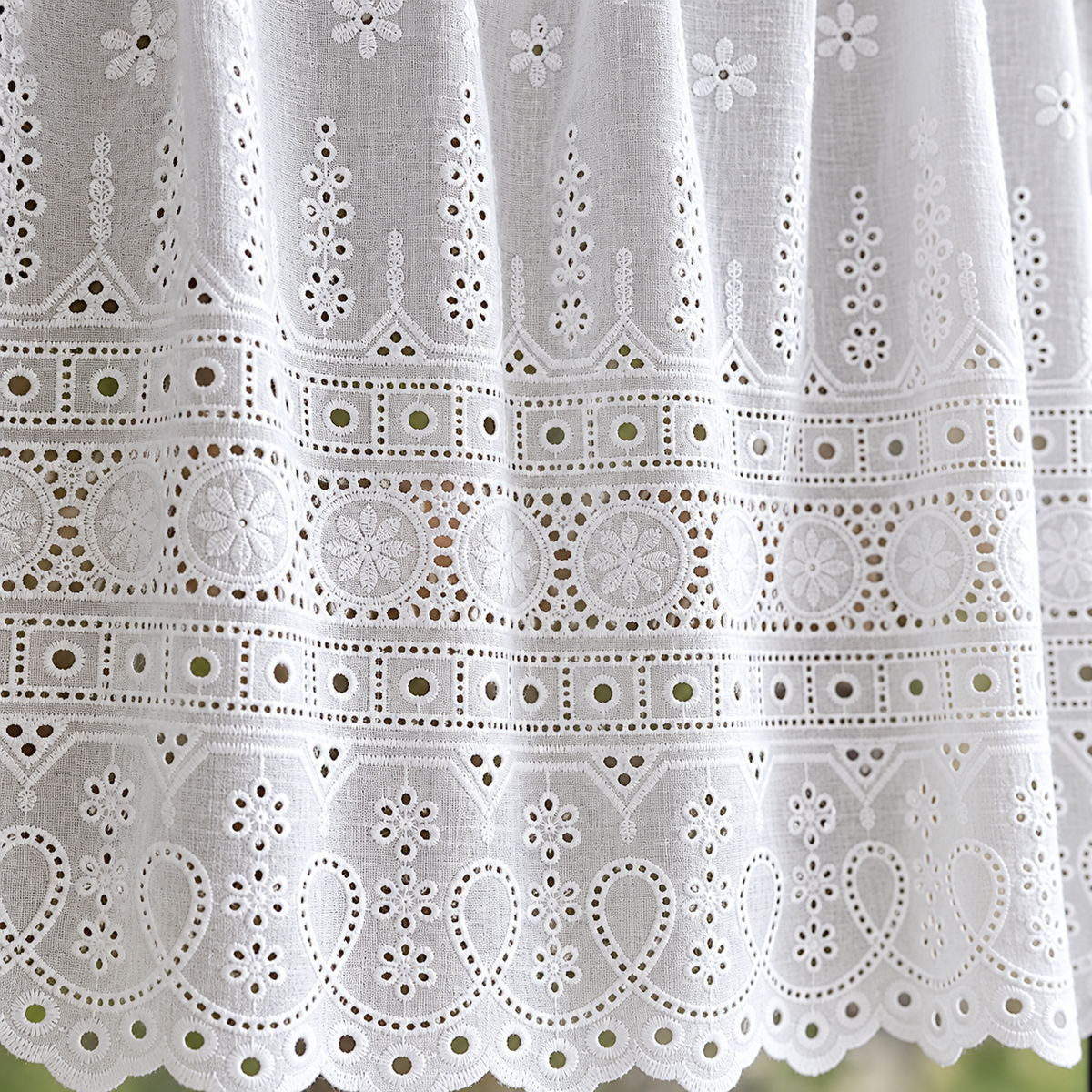 Brise-bise blanc à broderie ajourée florale – détail de la broderie