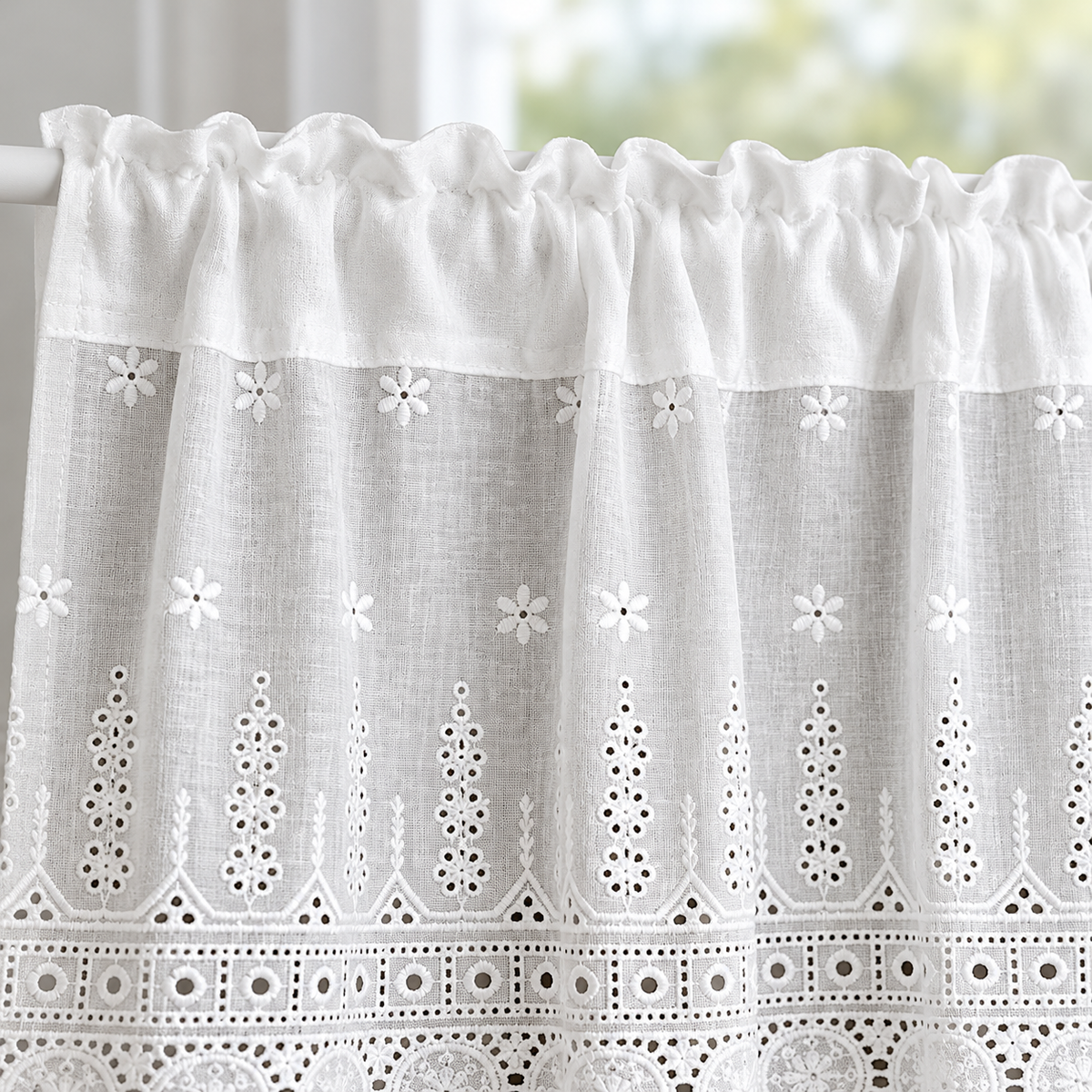 Brise-bise blanc à broderie ajourée florale – détail du passe-tringle