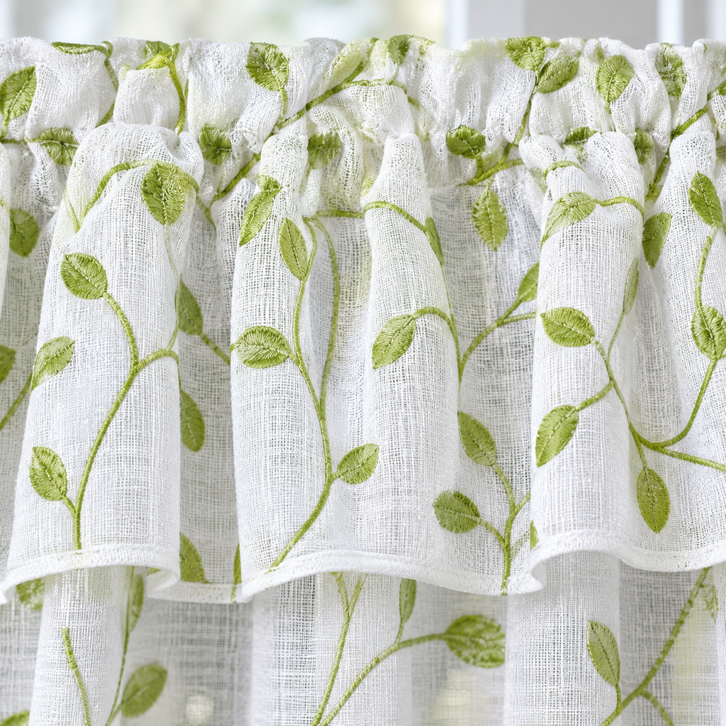 Brise-bise voile blanc brodé de feuillage vert – détail de la matière