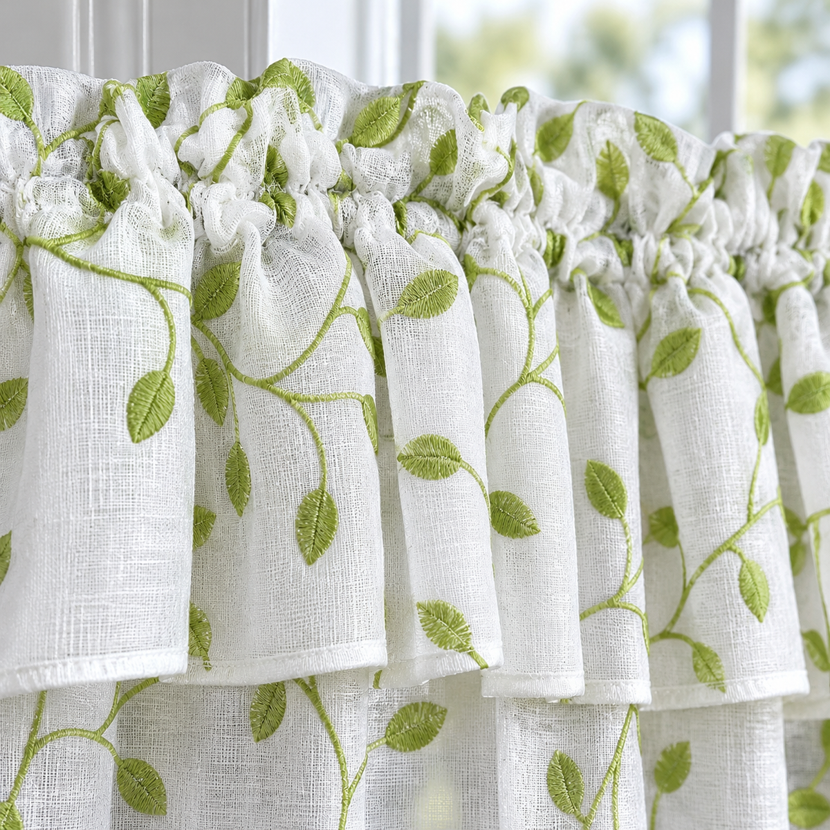 Brise-bise voile blanc brodé de feuillage vert – détail des finitions