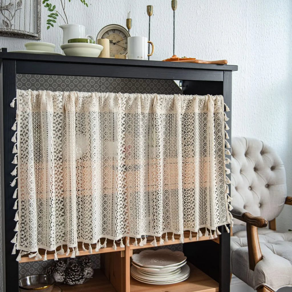 Brise-bise dentelle beige à pompons – Beige – mise en situation (meuble)
