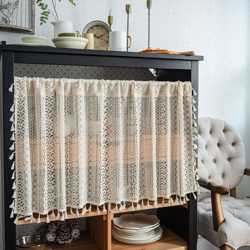 Brise-bise dentelle beige à pompons – Beige – mise en situation (meuble)