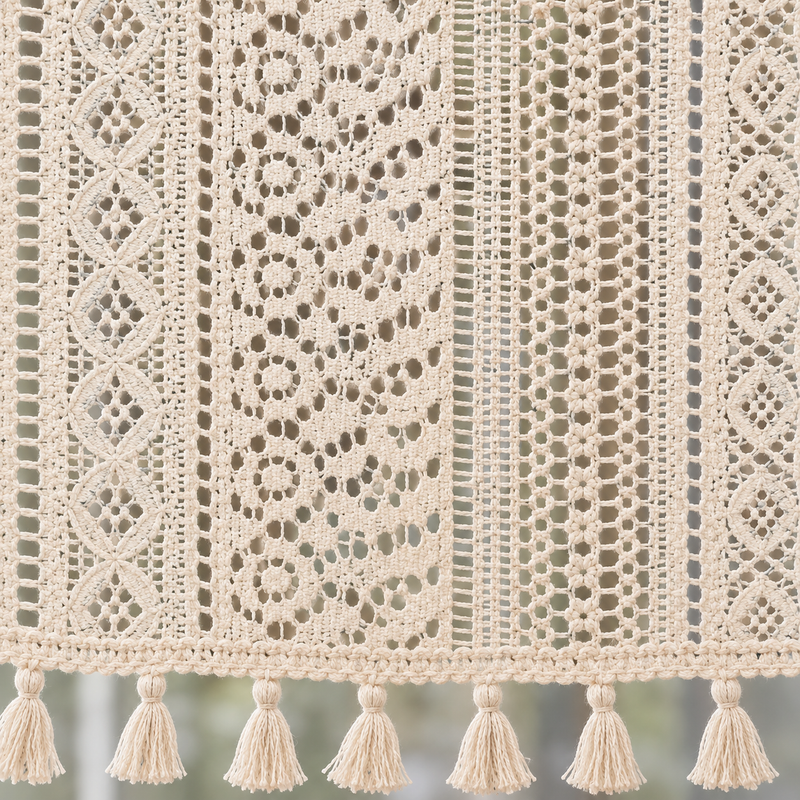 Brise-bise dentelle crochet beige à pompons – détail de la matière