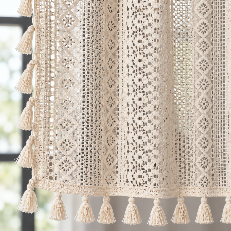 Brise-bise dentelle crochet beige à pompons – détail des finitions