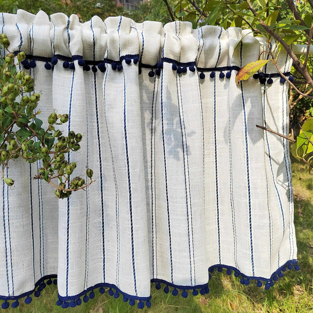 Brise-bise écru rayé bleu à pompons – Écru rayé bleu – mise en situation