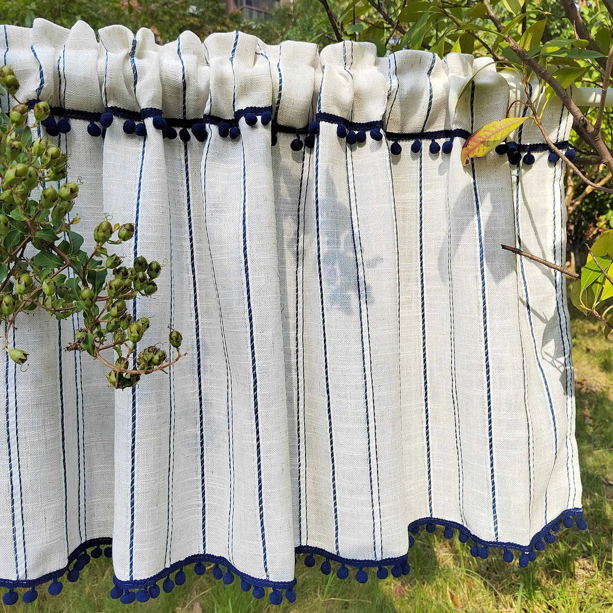 Brise-bise écru rayé bleu à pompons – Écru rayé bleu – mise en situation