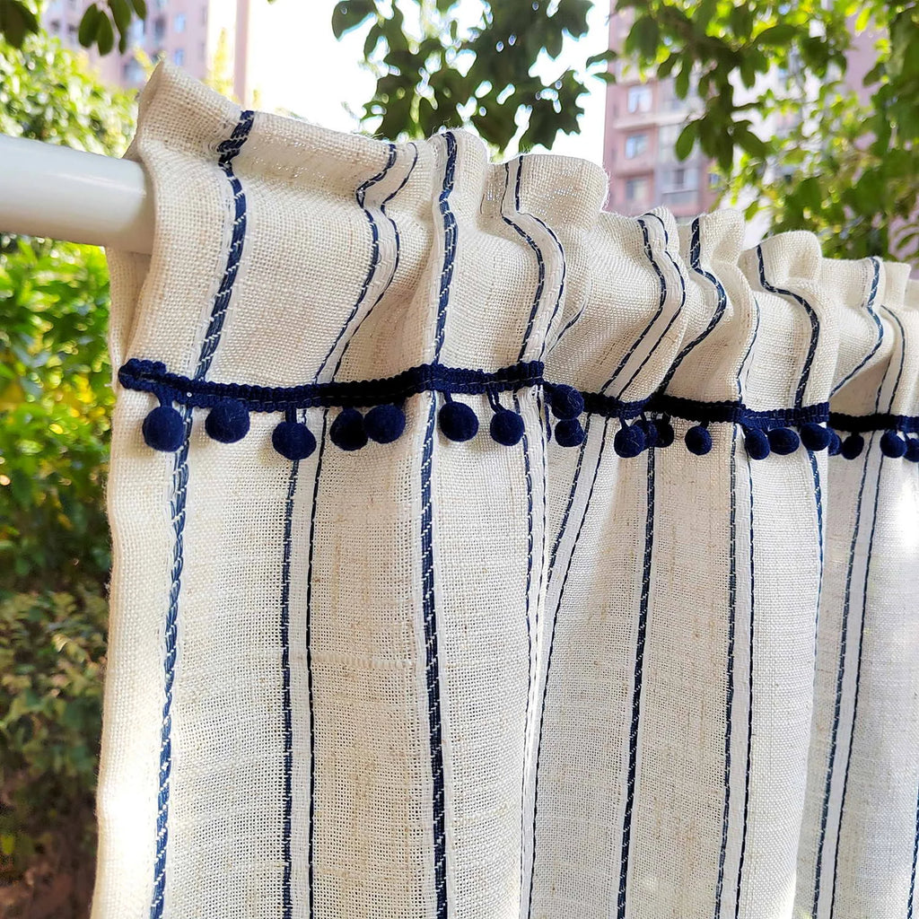 Brise-bise écru rayé bleu à pompons – Écru rayé bleu – à qualifier