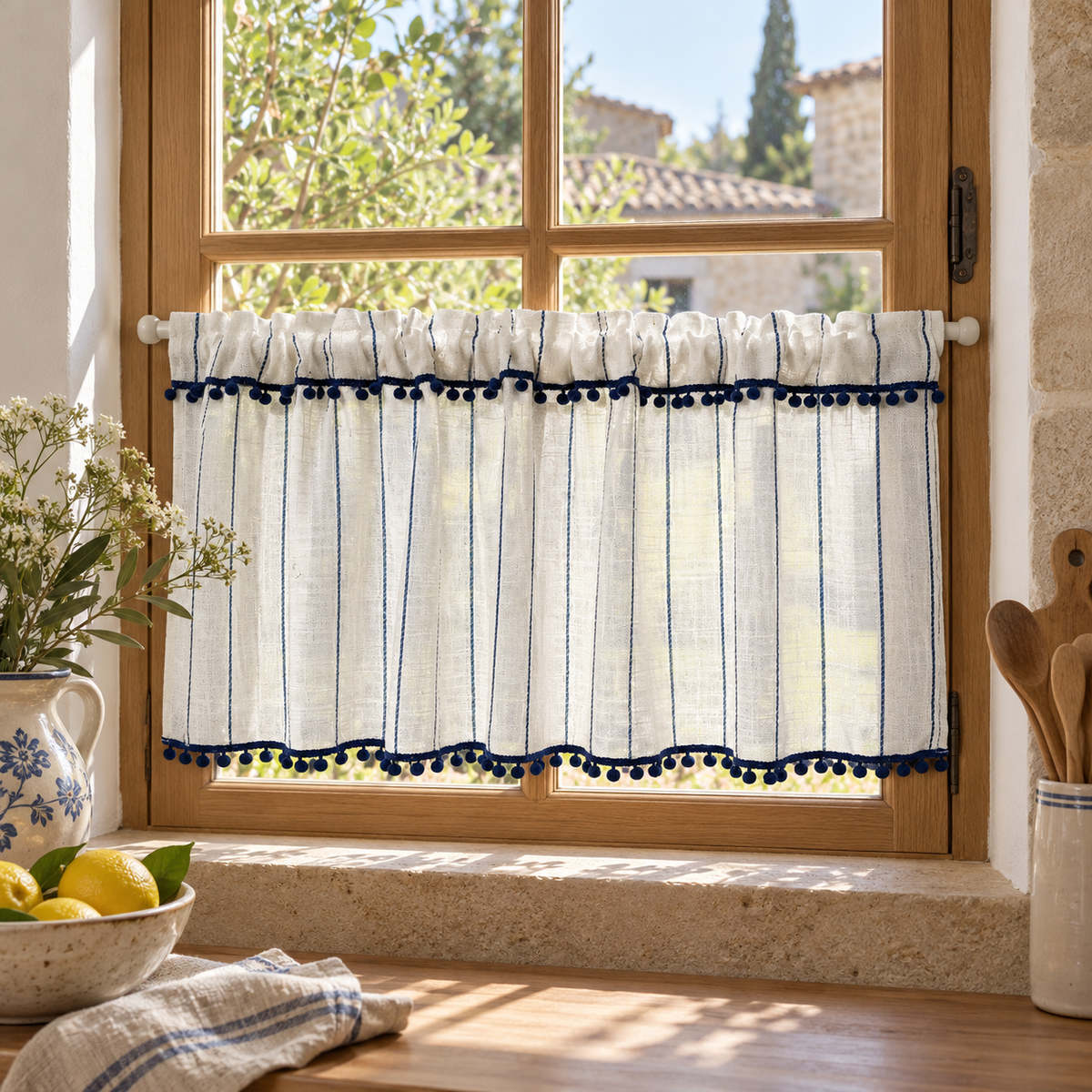Brise-bise écru à fines rayures bleues et frange pompons – vue principale en décor