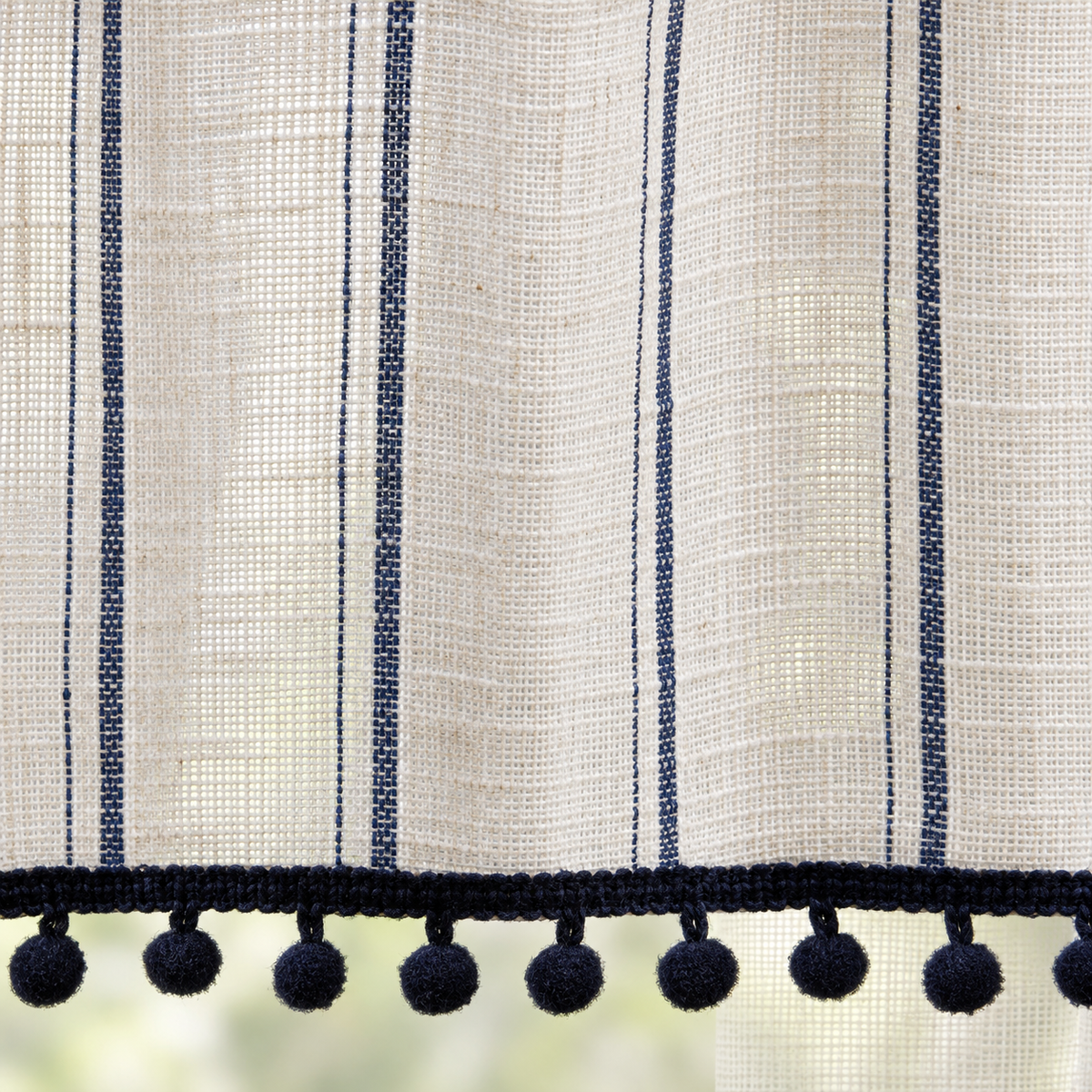 Brise-bise écru à fines rayures bleues et frange pompons – détail de la matière