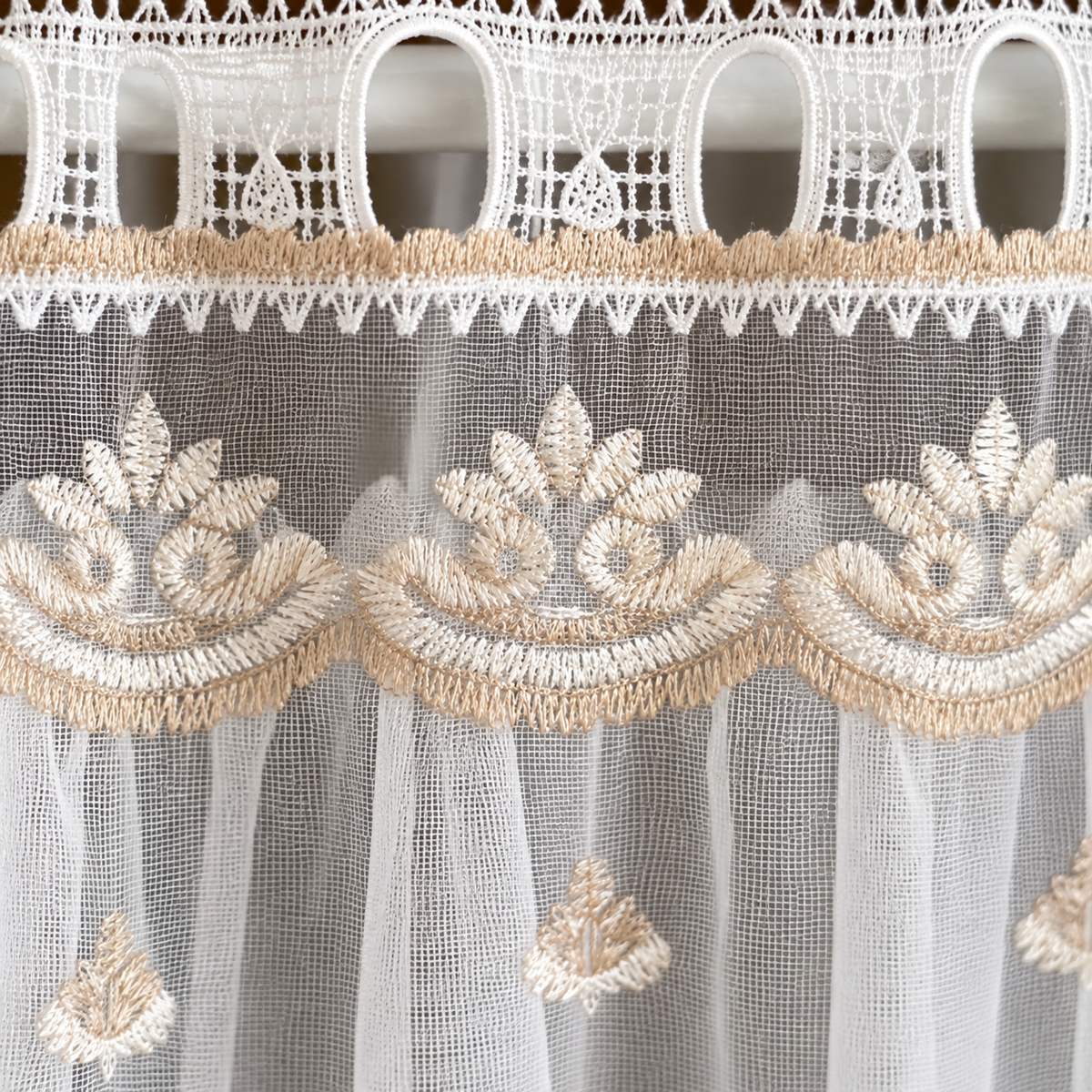 Brise-bise tulle à bandeau brodé beige et bordure dentelle – détail de la matière