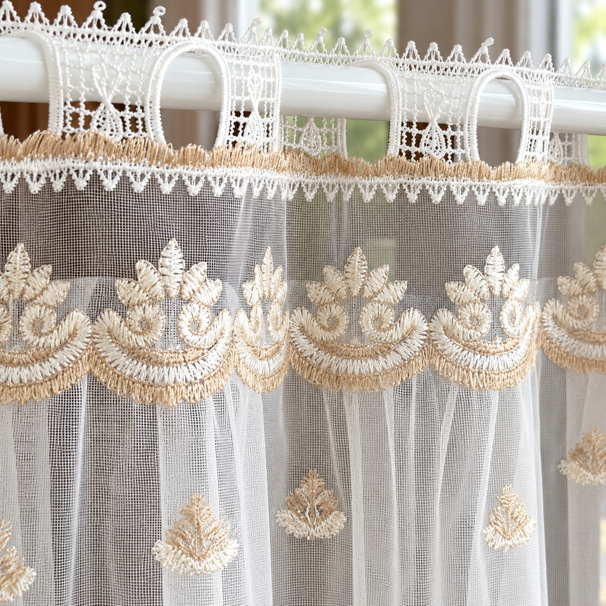 Brise-bise tulle à bandeau brodé beige et bordure dentelle – détail des finitions