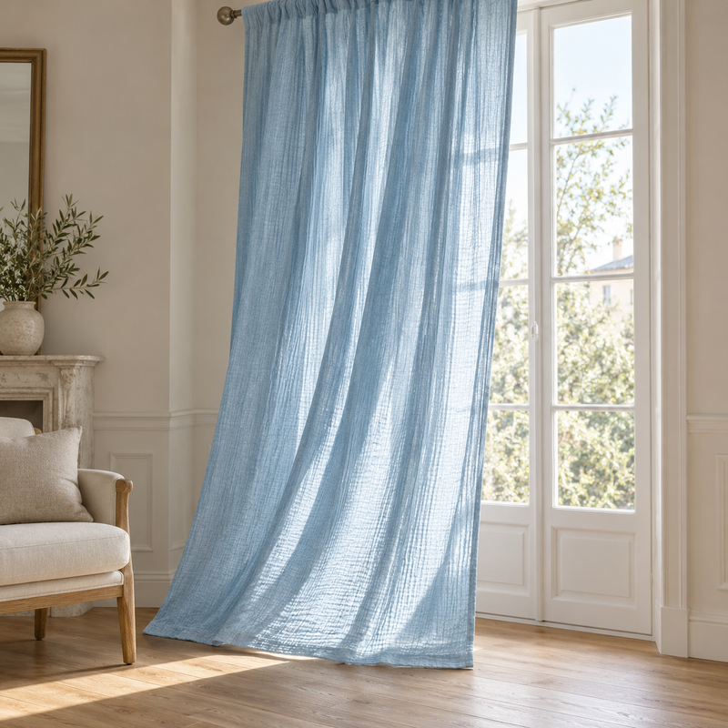 Rideau en double gaze de coton froissée – Bleu ciel – mise en situation