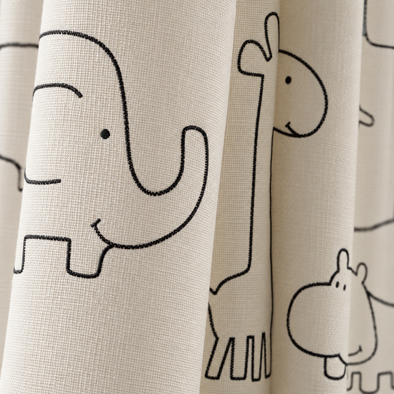 Rideau enfant brodé animaux de la savane au trait – rideau beige ou voilage – détail de la matière