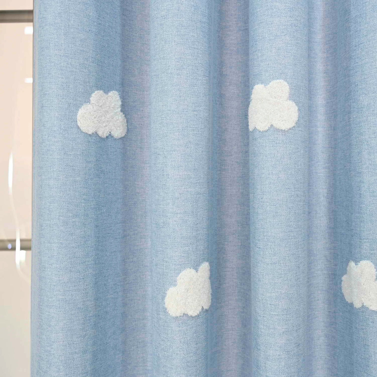 Rideau tamisant bleu doux à nuages brodés en relief – vue complémentaire 5