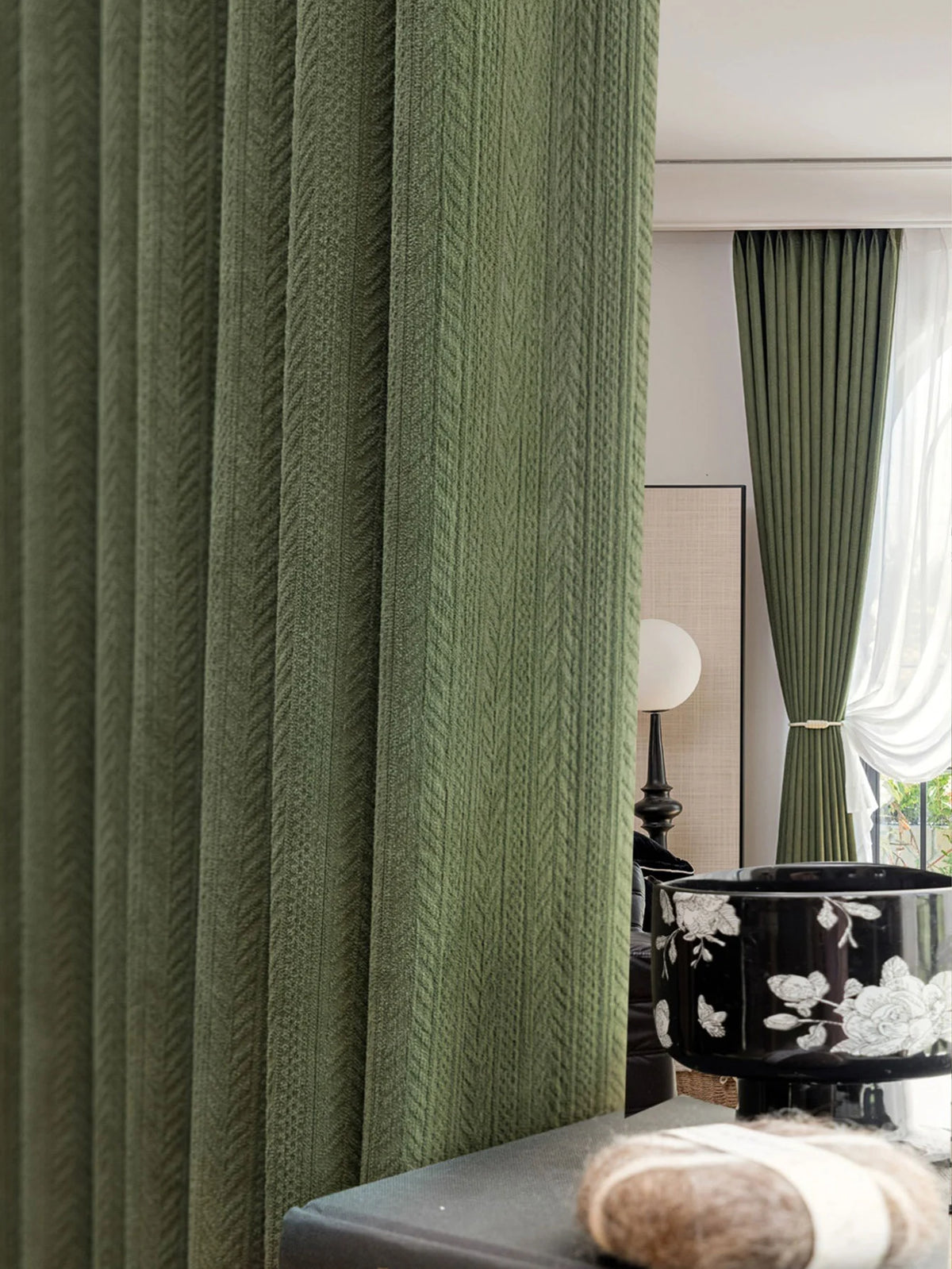 Rideau chenille épais vert olive à motif épis – Vert olive – mise en situation