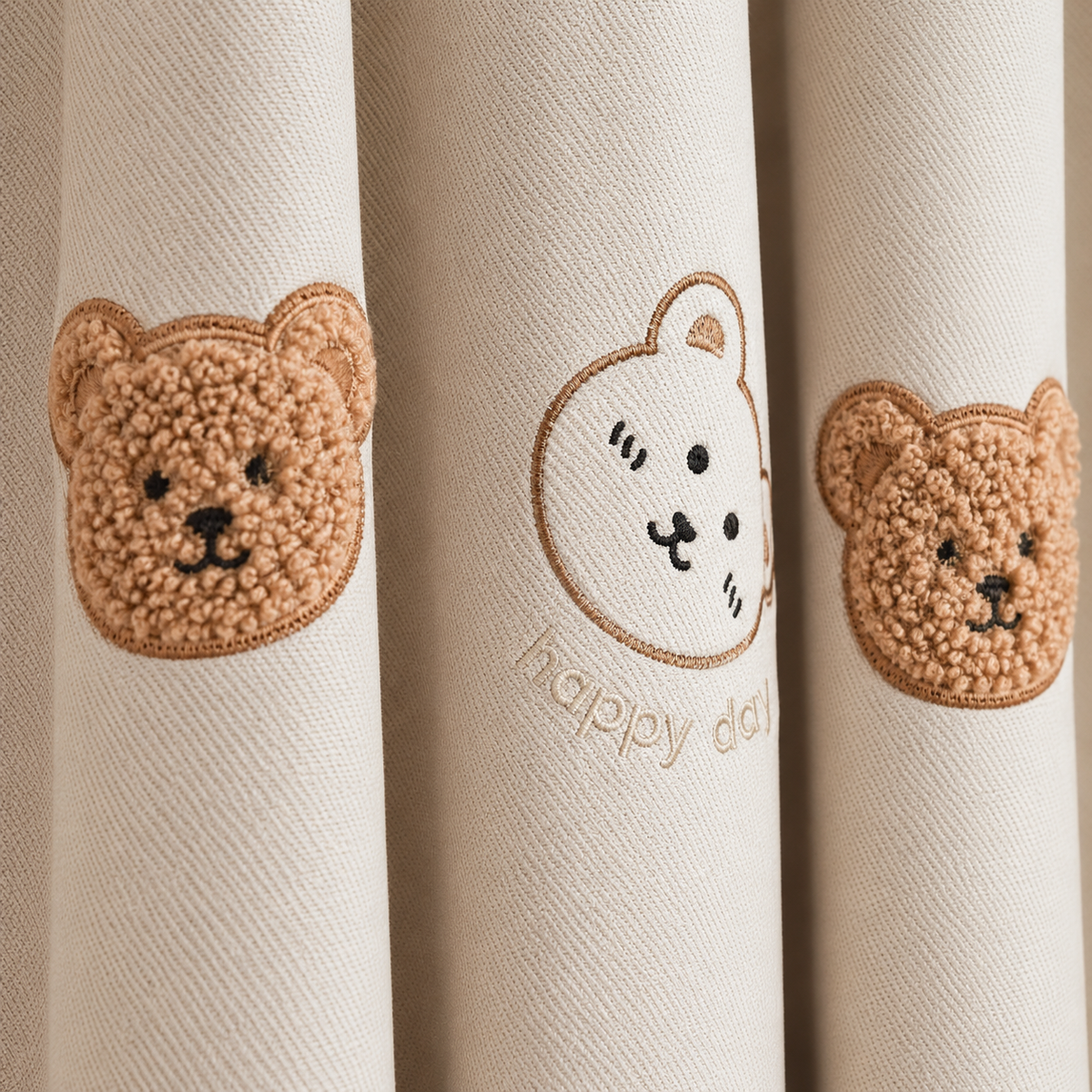 Rideau enfant brodé oursons – voilage blanc ou rideau tamisant beige – détail de la matière
