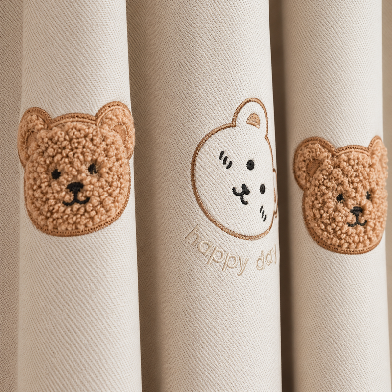 Rideau enfant brodé oursons – voilage blanc ou rideau tamisant beige – détail de la matière