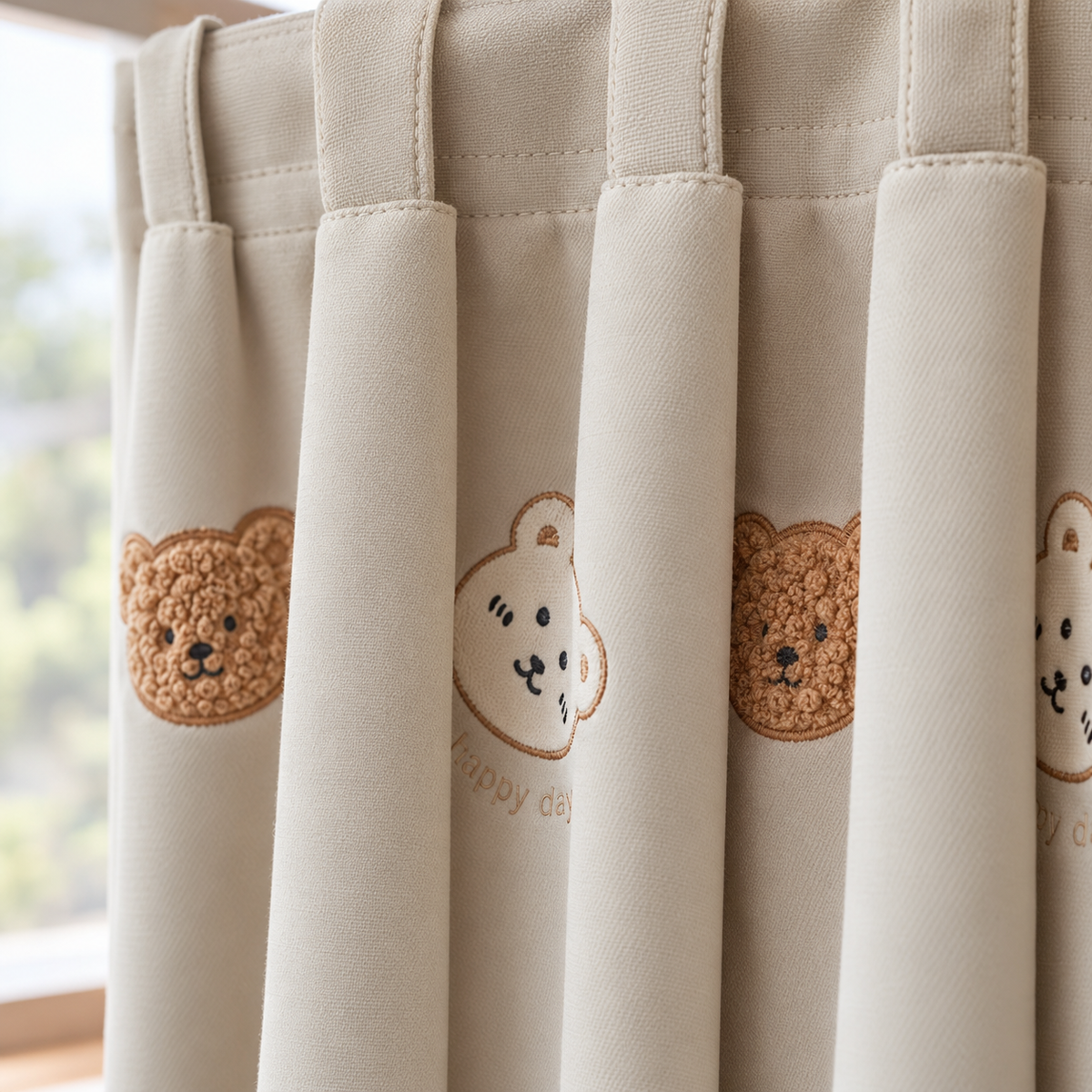 Rideau enfant brodé oursons – voilage blanc ou rideau tamisant beige – détail des finitions