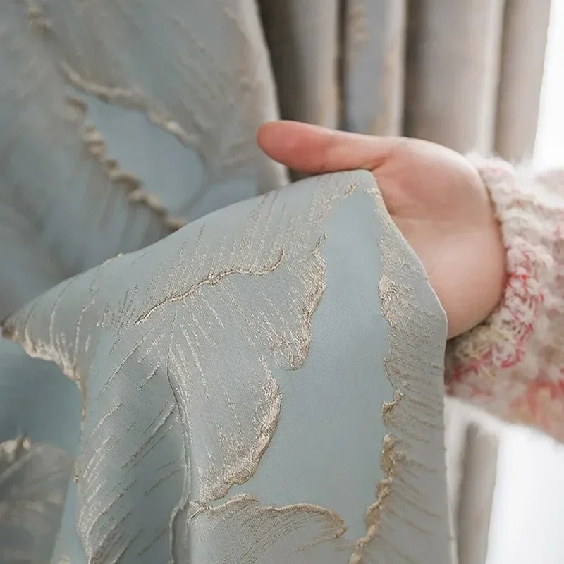 Rideau jacquard feuilles en relief doré – Bleu-gris – détail tissu
