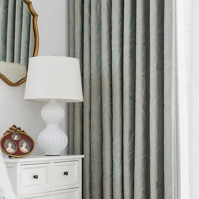 Rideau jacquard feuilles en relief doré – Bleu-gris – mise en situation