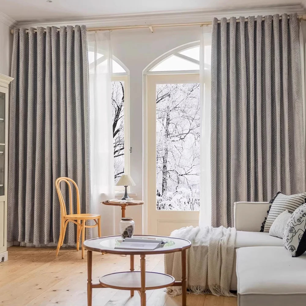 Rideau occultant à chevrons effet peluche – Gris clair – mise en situation