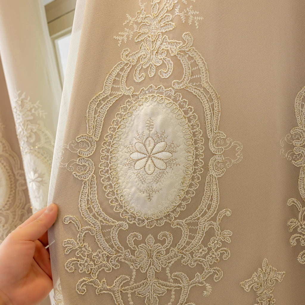 Rideau occultant beige avec voilage brodé à médaillons – Beige – détail tissu