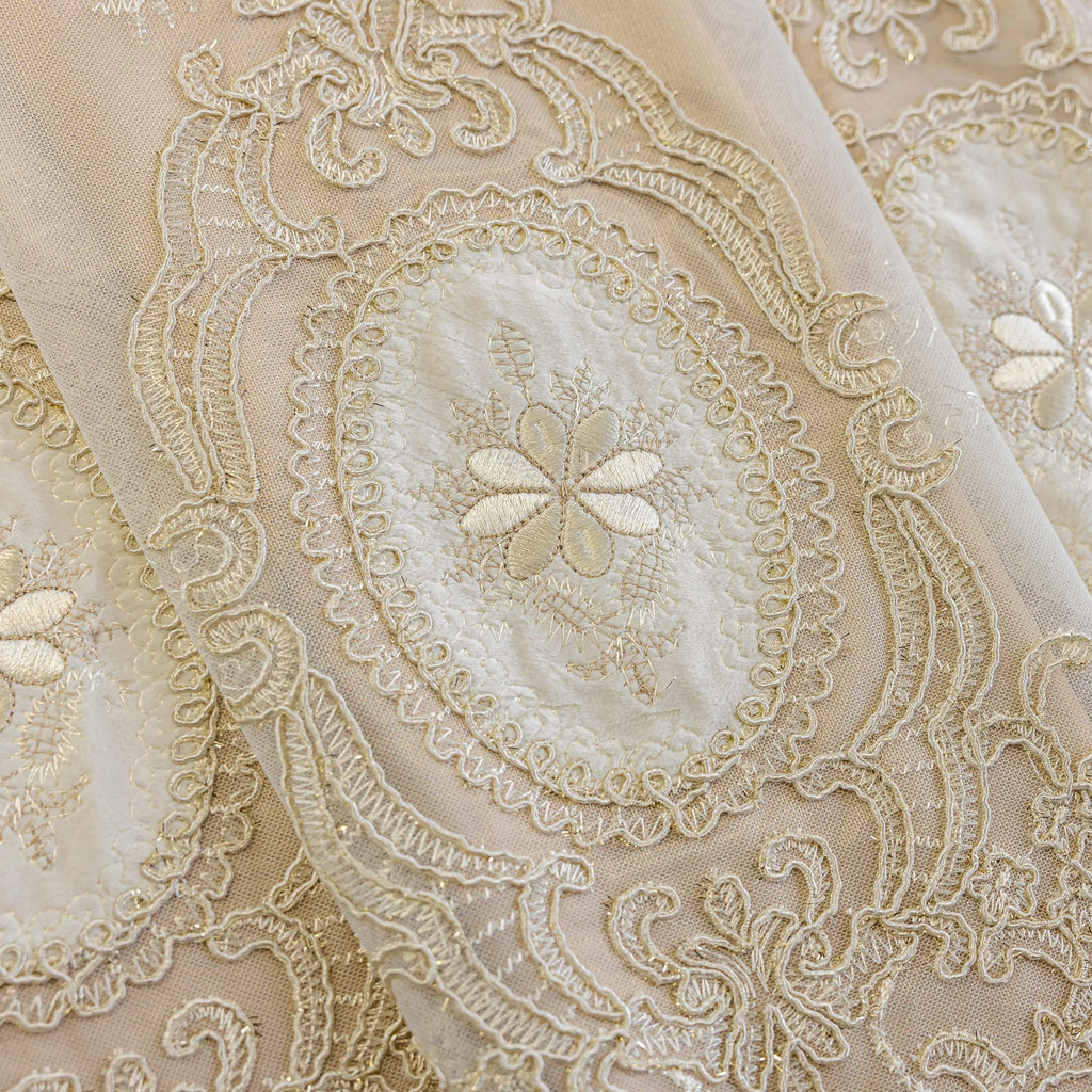 Rideau occultant beige avec voilage brodé à médaillons – Beige – détail tissu