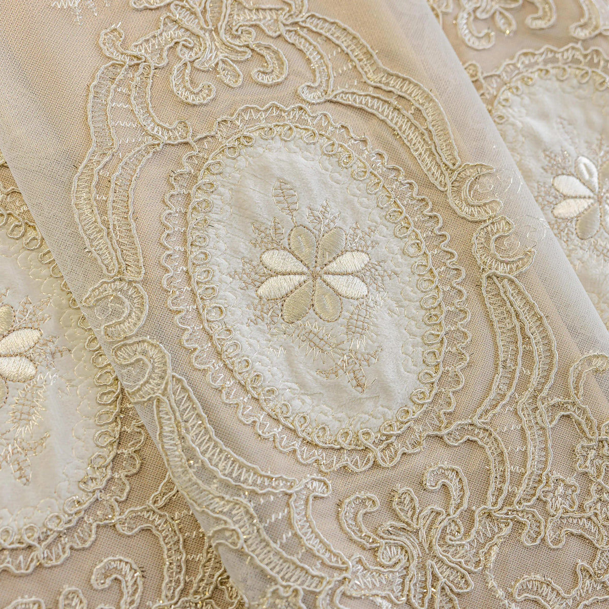 Rideau occultant beige avec voilage brodé à médaillons – Beige – détail tissu
