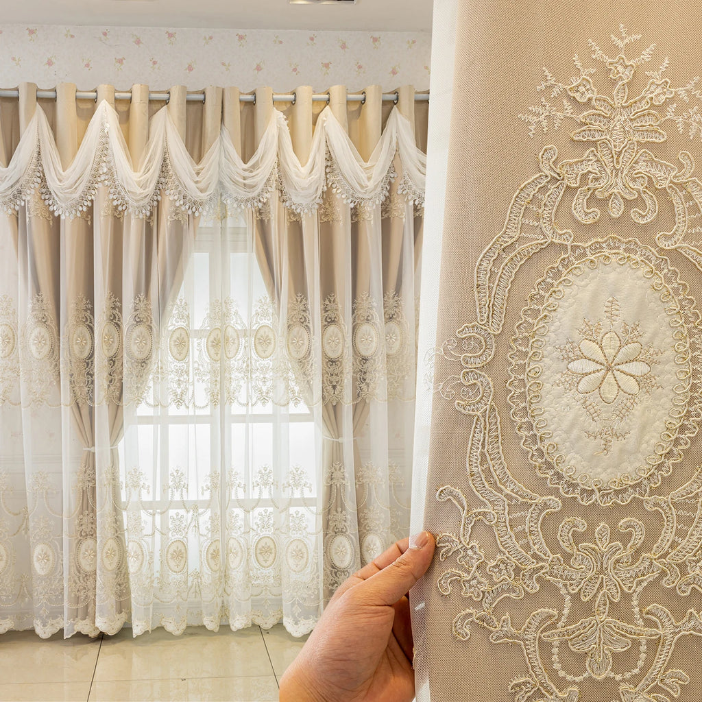 Rideau occultant beige avec voilage brodé à médaillons – Beige – mise en situation