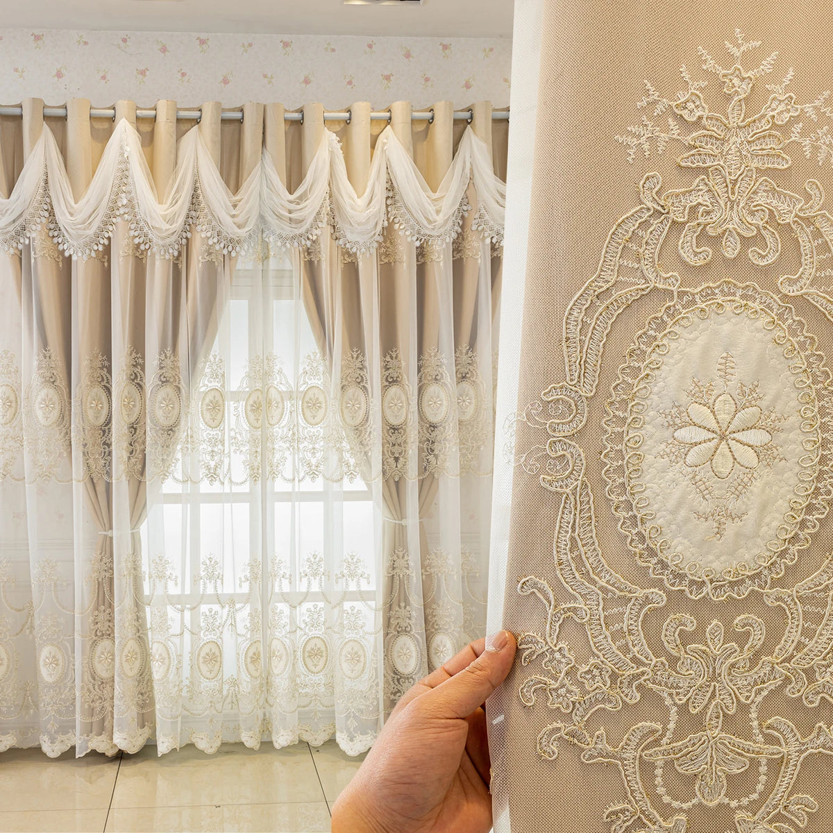 Rideau occultant beige avec voilage brodé à médaillons – Beige – mise en situation