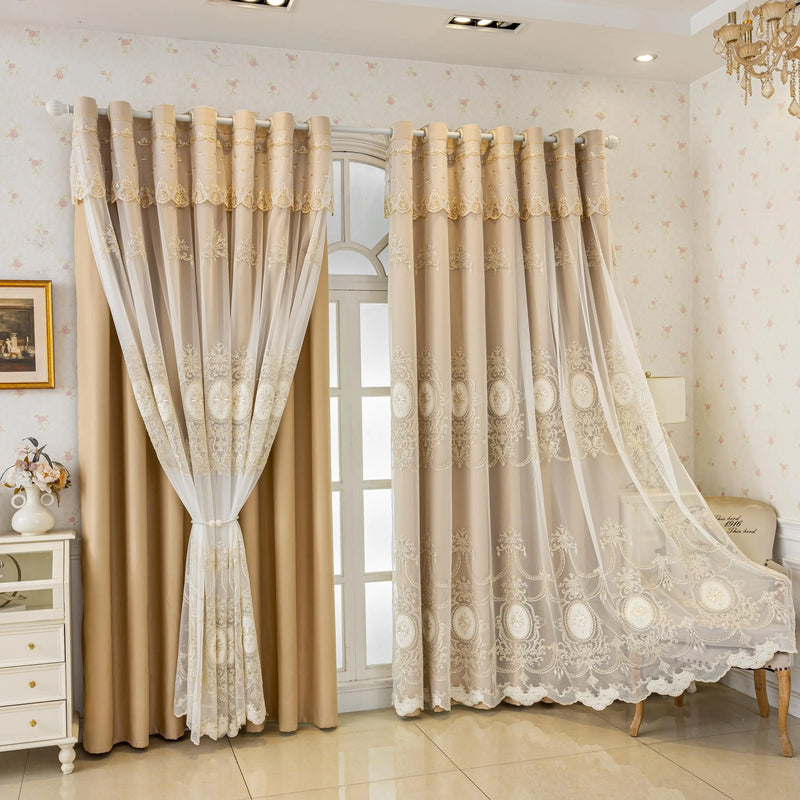 Rideau occultant beige avec voilage brodé à médaillons – Beige – mise en situation