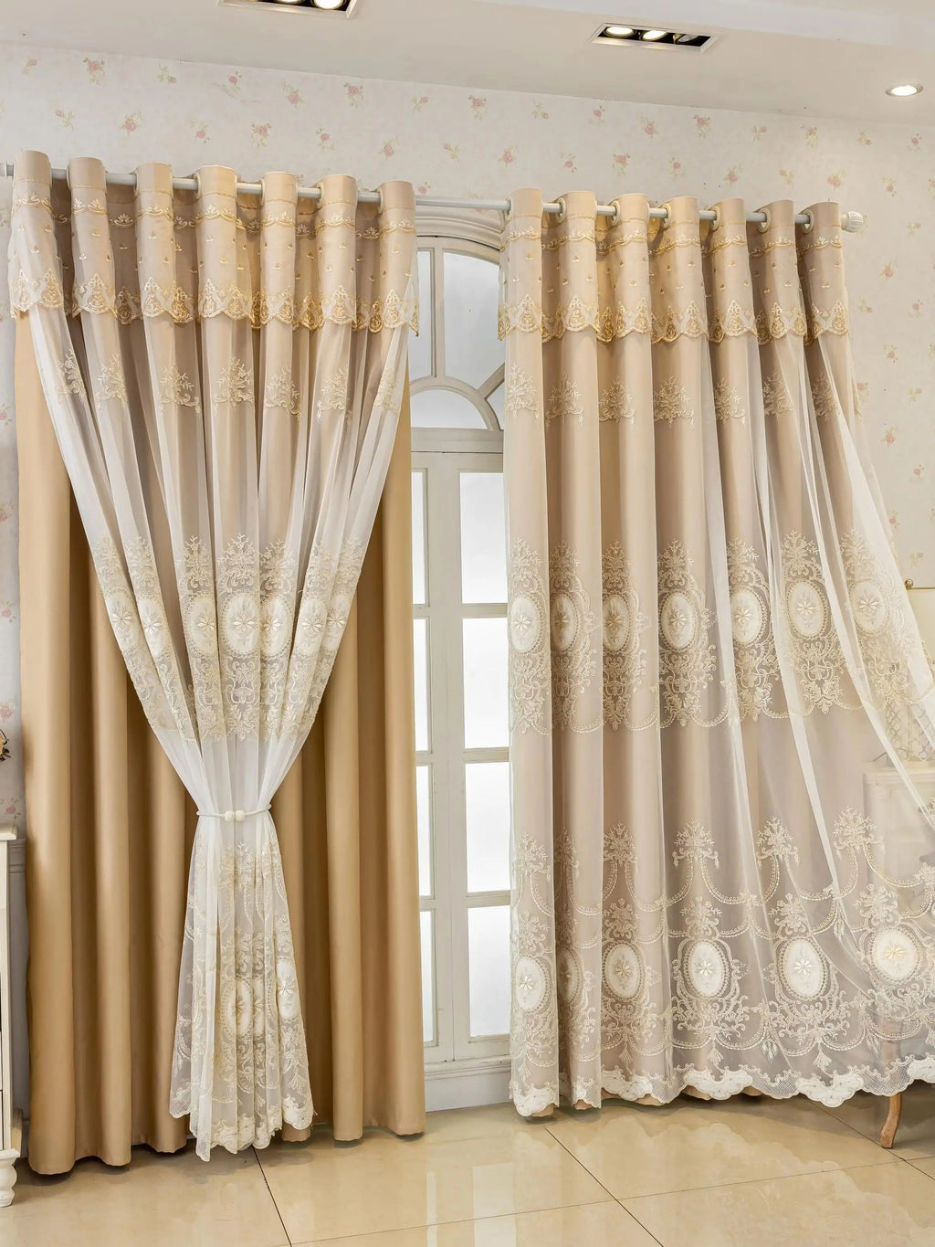 Rideau occultant beige avec voilage brodé à médaillons – Beige – mise en situation