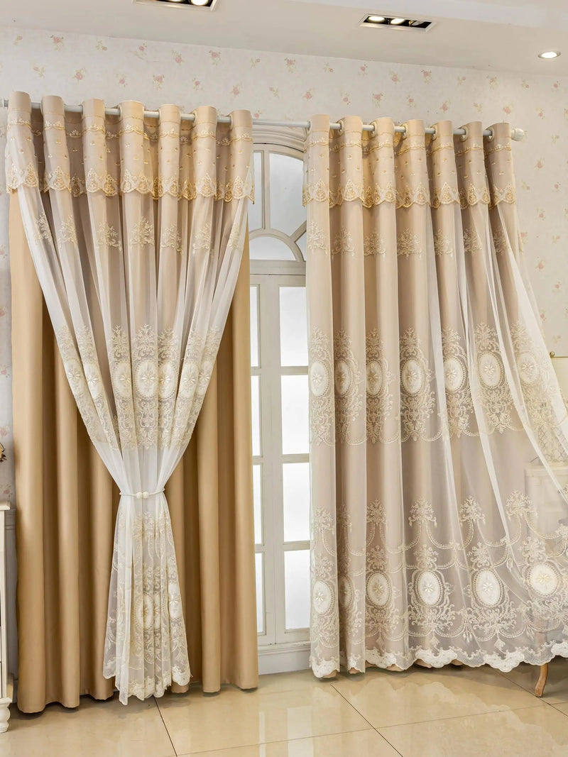 Rideau occultant beige avec voilage brodé à médaillons – Beige – mise en situation