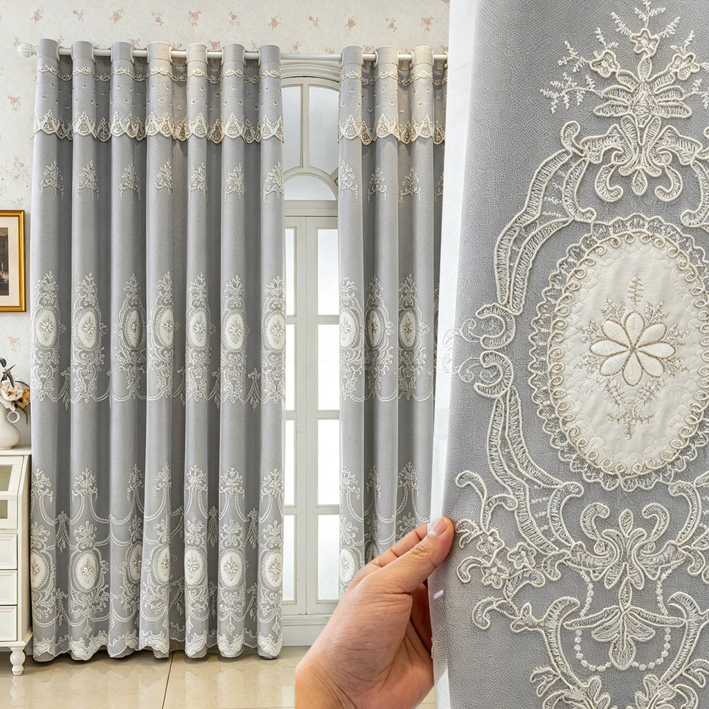 Rideau occultant beige avec voilage brodé à médaillons – Gris – mise en situation