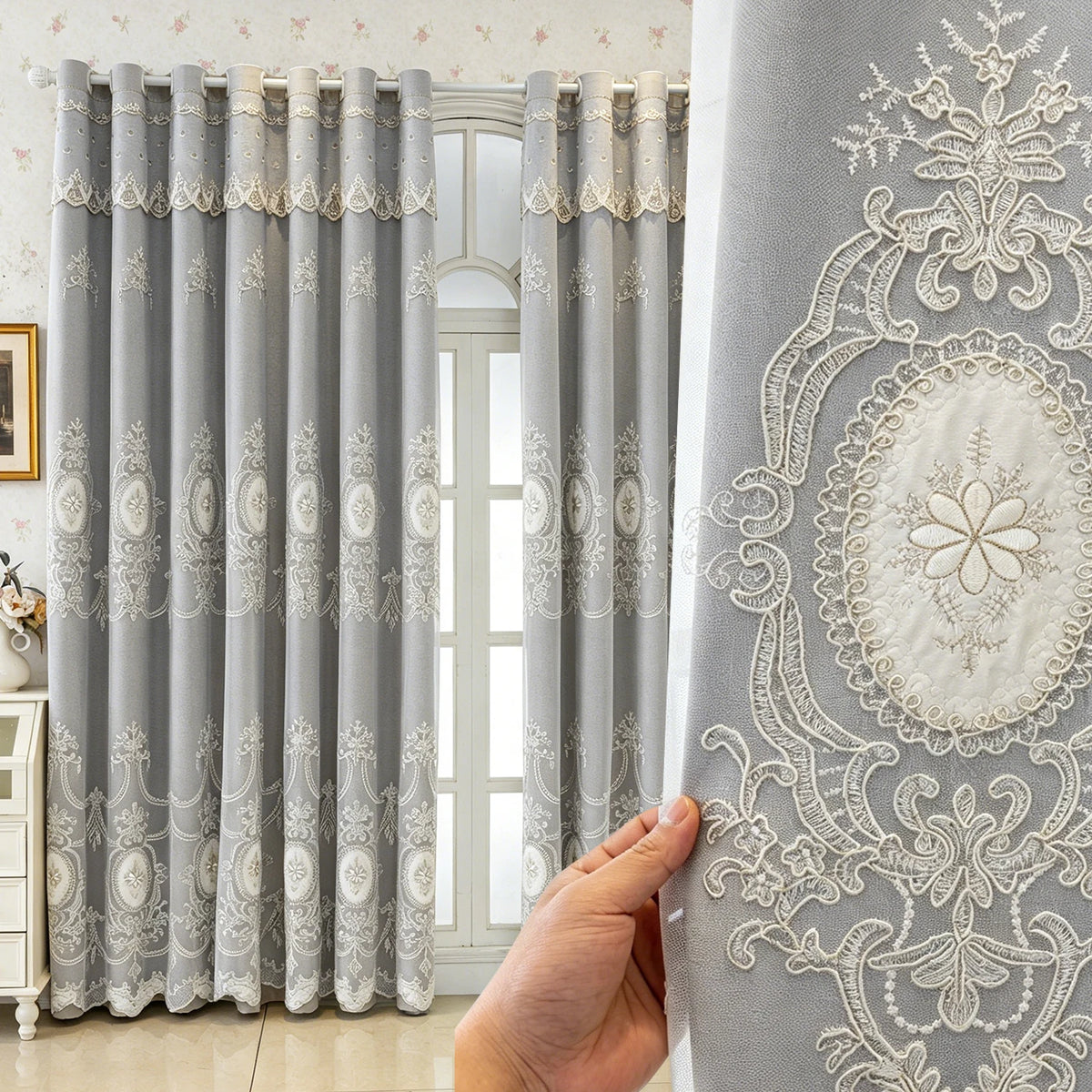 Rideau occultant beige avec voilage brodé à médaillons – Gris – mise en situation