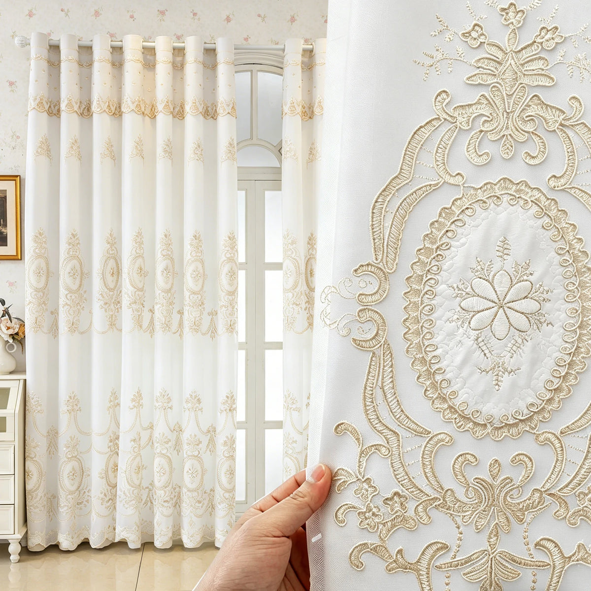 Rideau occultant beige avec voilage brodé à médaillons – Blanc – mise en situation