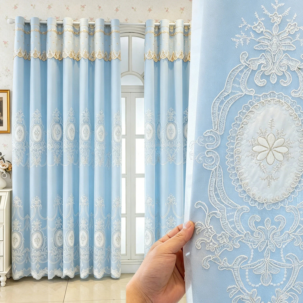 Rideau occultant beige avec voilage brodé à médaillons – Bleu ciel – mise en situation
