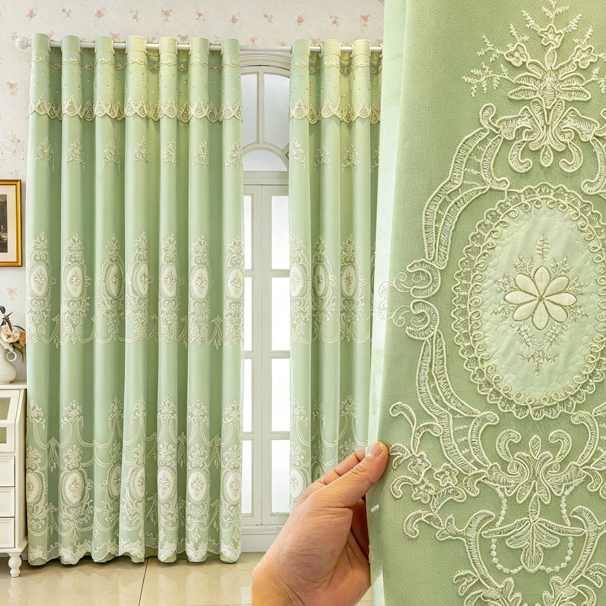 Rideau occultant beige avec voilage brodé à médaillons – Vert pâle – mise en situation