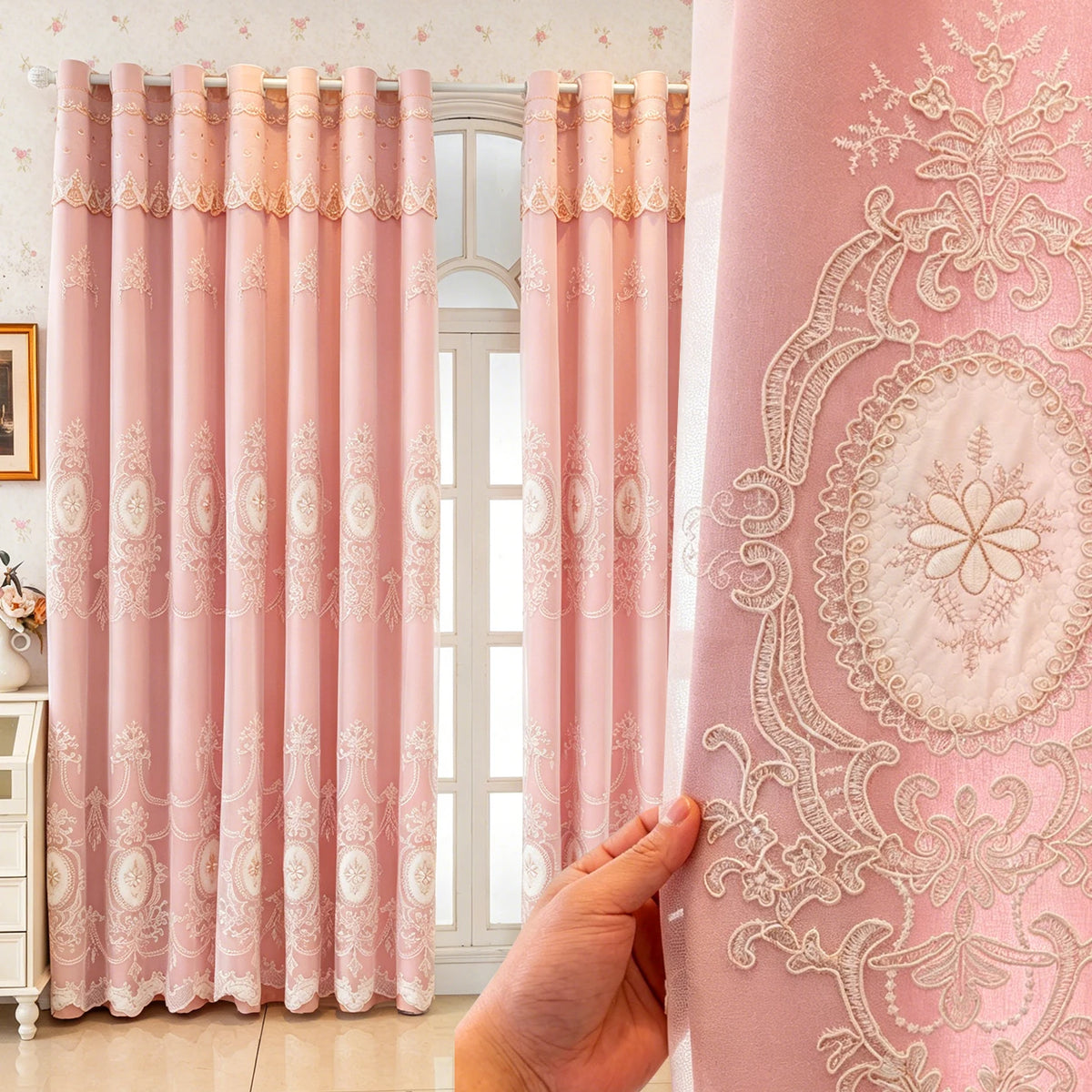 Rideau occultant beige avec voilage brodé à médaillons – Rose – mise en situation