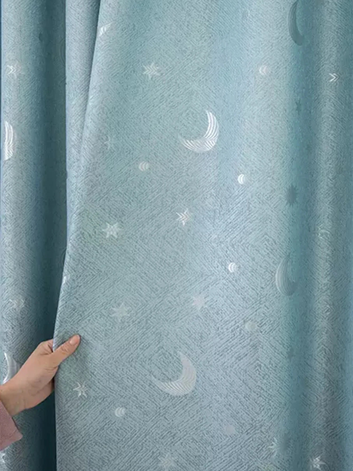 Rideau occultant bleu doux motif lunes et étoiles – vue complémentaire 3
