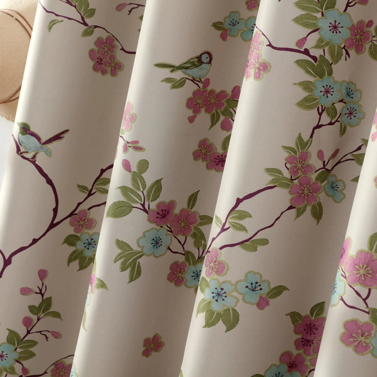 Rideau occultant imprimé fleurs et oiseaux – Fleurs et oiseaux sur fond crème – détail tissu