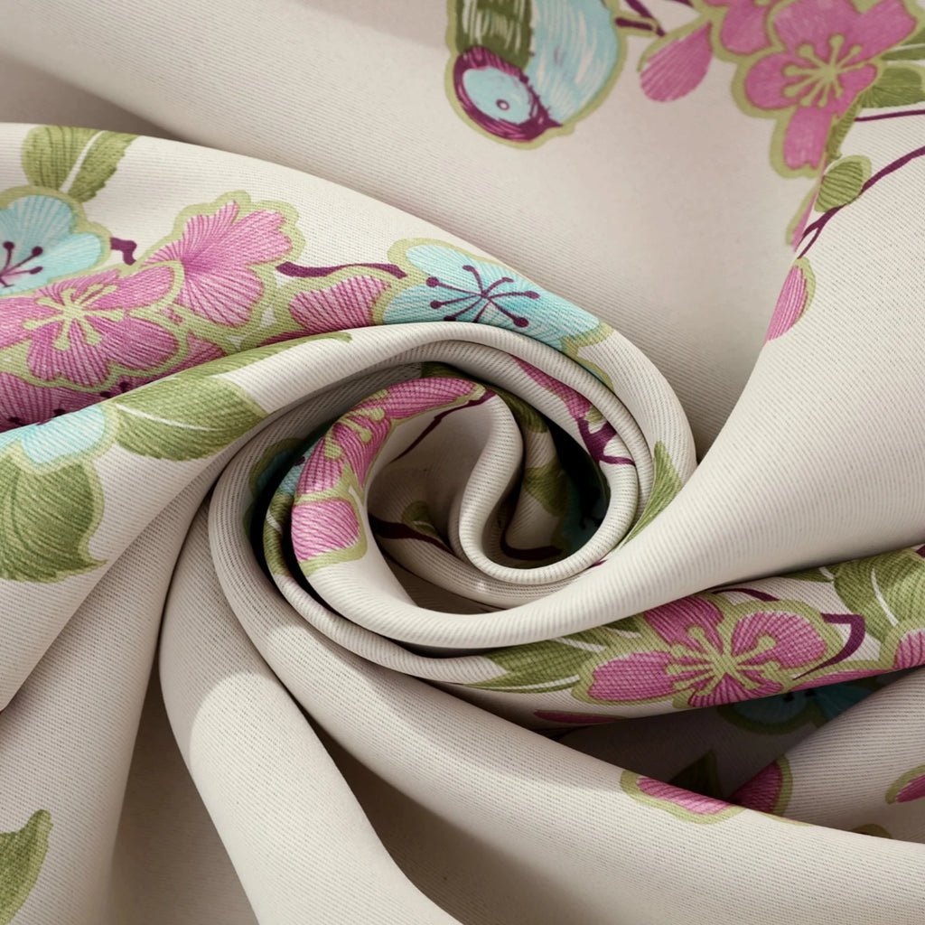 Rideau occultant imprimé fleurs et oiseaux – Fleurs et oiseaux sur fond crème – détail tissu