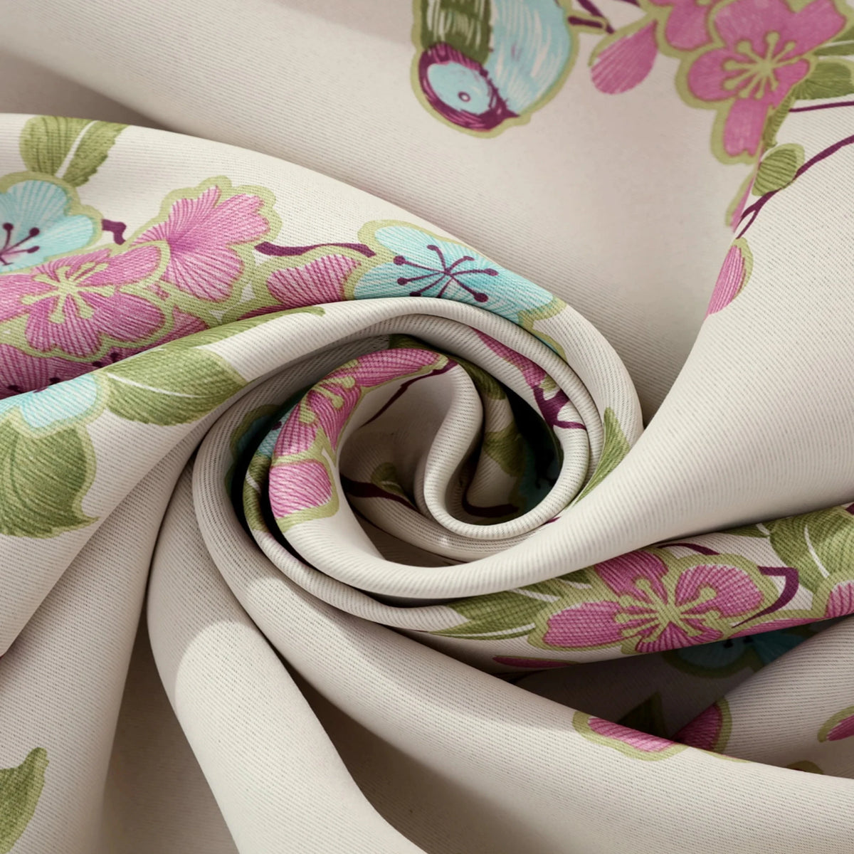 Rideau occultant imprimé fleurs et oiseaux – Fleurs et oiseaux sur fond crème – détail tissu
