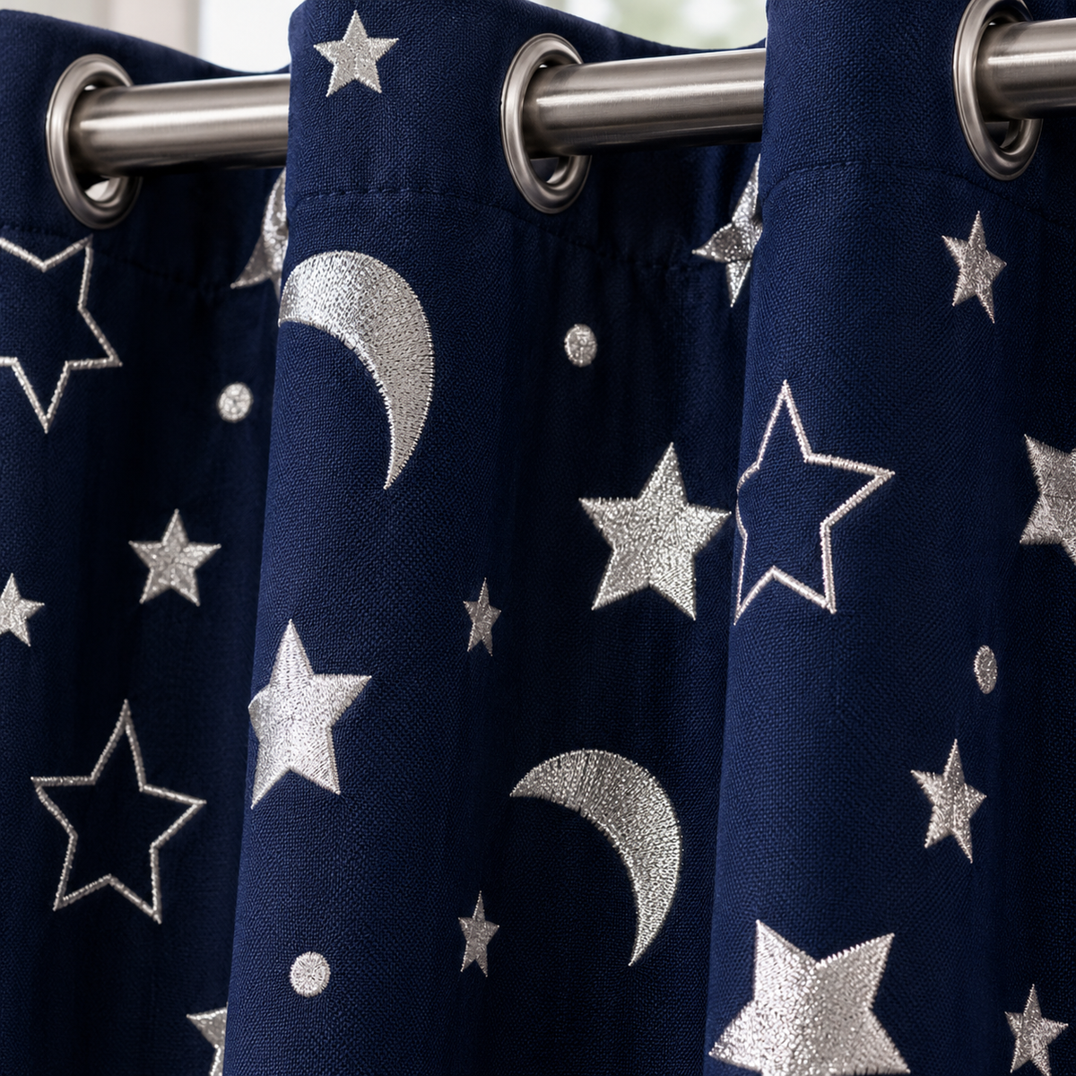 Rideau tamisant étoiles et lunes argentées – détail de la matière