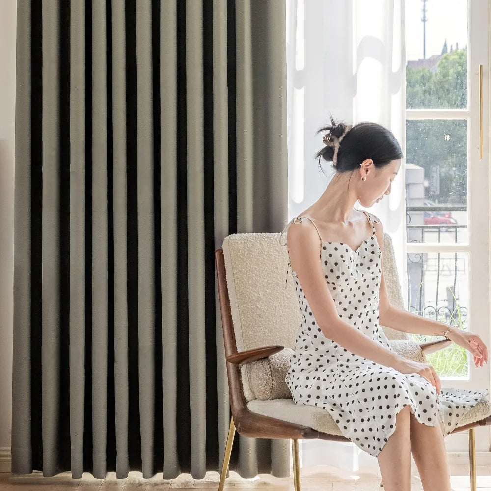 Rideau texturé double face beige ou gris à œillets – Gris – mise en situation